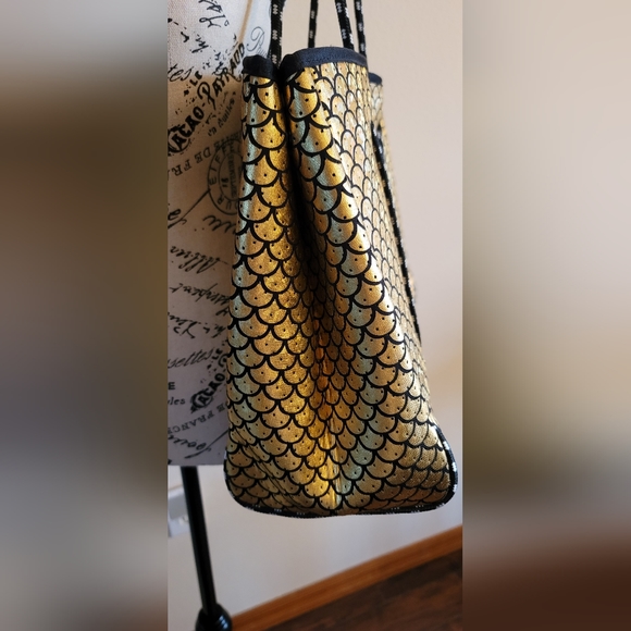 ๐ง๐ฆ MERMAID BEACH BAG | Golden Iridescent Fish Scale Neoprene Bag ๐ฆ ๐งโโ๏ธ๐งโโ๏ธ - Picture 4 of 15
